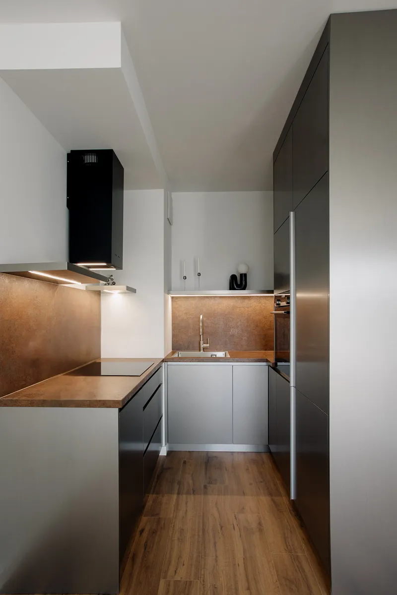 Kuchnia ze stalowymi frontami i miedzianym blatem